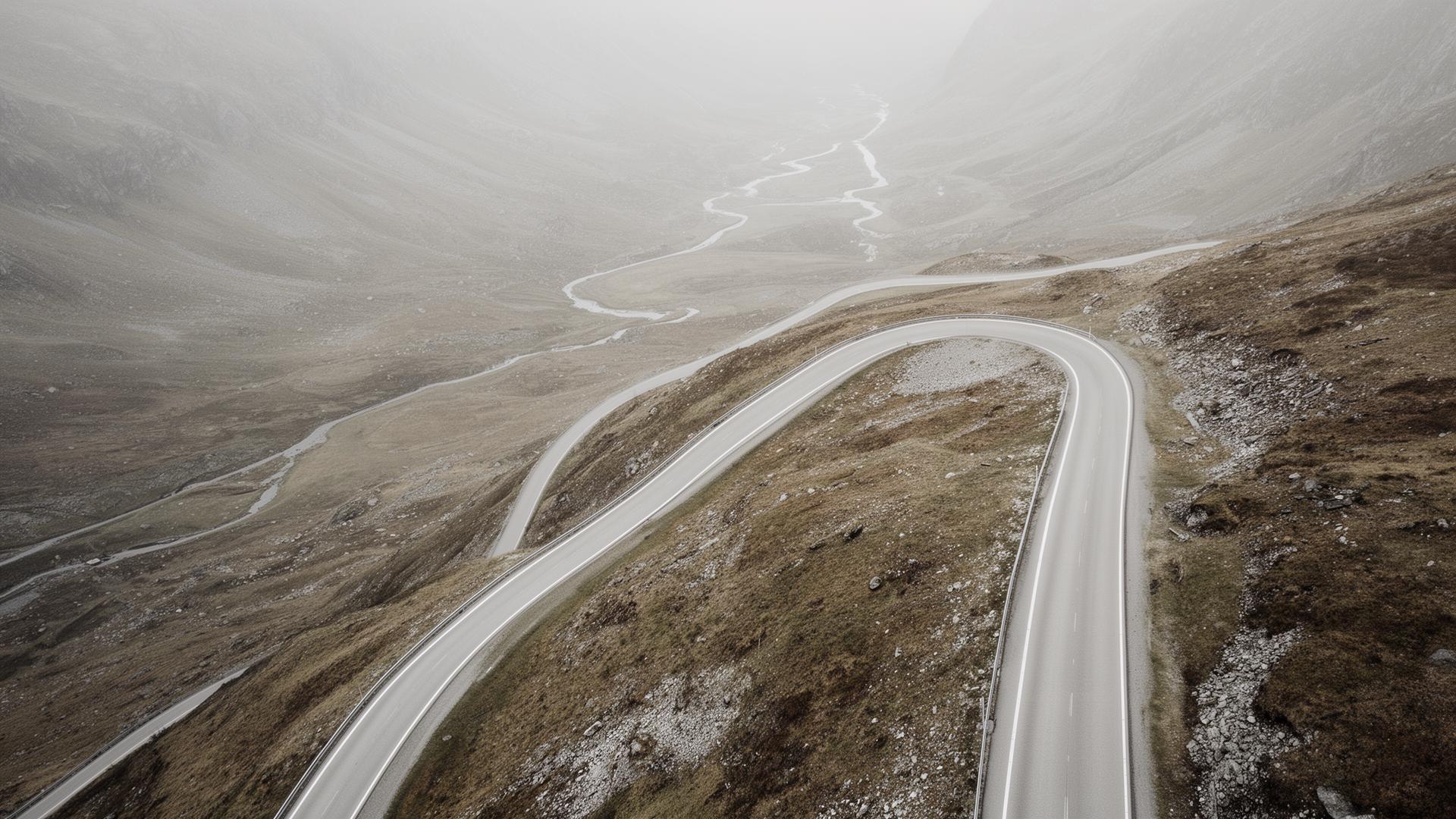 Une route sinueuse déserte